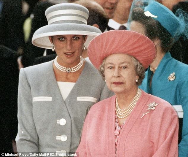 Nổi tiếng là hòa hợp, nhưng ít ai ngờ vợ chồng Nữ hoàng Anh từng đối chọi nhau vì cuộc hôn nhân của Công nương Diana - Ảnh 4.