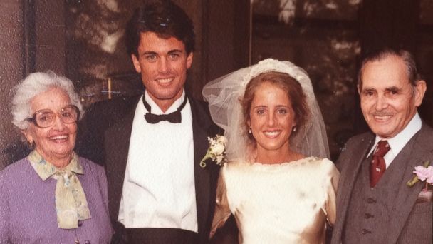 D&ugrave; được mặc lại tới 4 lần, nhưng chiếc &aacute;o cưới 70 tuổi n&agrave;y lu&ocirc;n khiến c&aacute;c c&ocirc; d&acirc;u hạnh ph&uacute;c khi kho&aacute;c l&ecirc;n m&igrave;nh - Ảnh 4.