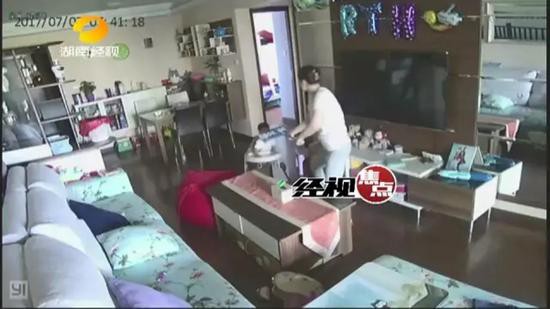 Trung Quốc: Vừa thuê bảo mẫu về không lâu, người mẹ bất chợt xem camera phát hiện con mình bị bạo hành - Ảnh 4.