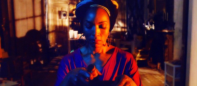 Cuộc đời v&agrave; quyền năng của Nữ ho&agrave;ng ph&ugrave; thủy nổi danh nhất thế giới: 79 tuổi vẫn trẻ đẹp như g&aacute;i 30, cứu người bệnh kh&ocirc;ng cần thuốc - Ảnh 4.