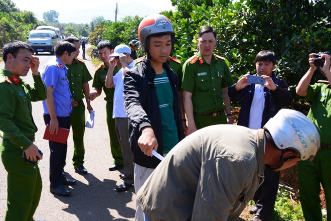 Hàng nghìn người bỏ hái cà phê đi xem dựng lại hiện trường vụ giết người - Ảnh 4.