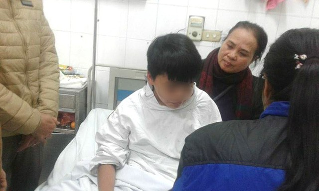 Vụ sập lan can trường học l&agrave;m 13 học sinh bị thương: Th&ecirc;m 1 nạn nh&acirc;n phải phẫu thuật n&atilde;o - Ảnh 4.