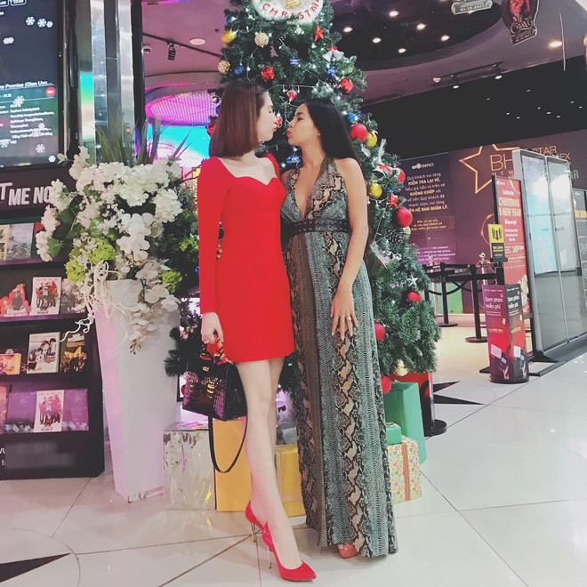 Năm 2017, Ngọc Trinh xứng đáng là Nữ hoàng váy nhái của showbiz Việt - Ảnh 4. Năm 2017, Ngọc Trinh xứng đáng là Nữ hoàng váy nhái của showbiz Việt - Ảnh 4.