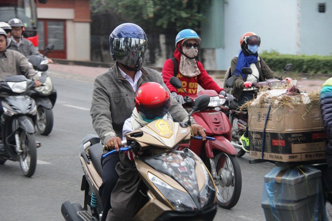 TP.HCM: Học sinh co ro, ngủ gục trên xe bố mẹ đi đến trường dưới thời tiết lạnh nhất năm - Ảnh 4.