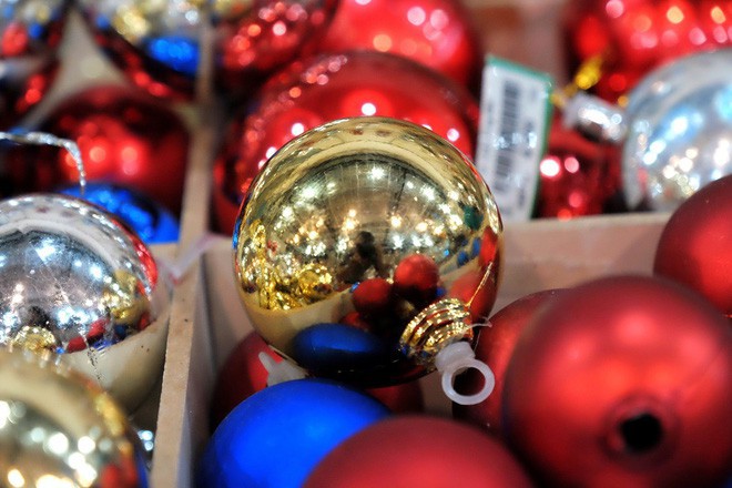 Cận ngày Giáng sinh, trái châu nhập khẩu từ Mỹ tiền triệu vẫn tấp nập người mua tại “chợ Noel” nổi tiếng Sài Gòn - Ảnh 4.