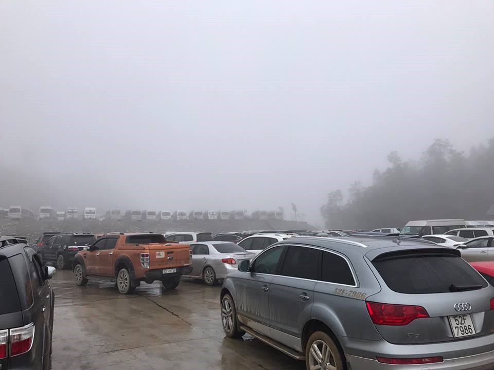 Sa Pa chìm trong biển người, 3 tiếng di chuyển được 30km - Ảnh 4.