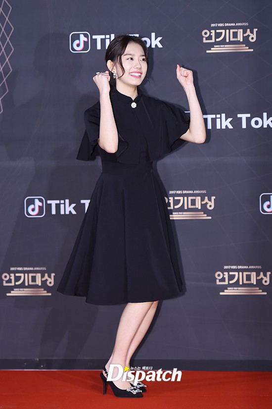 Thảm đỏ KBS Drama Awards: Kim Ji Won gây sốc.. vì quá đẹp, Jang Nara đọ sắc với Kim So Hyun và dàn chị đại không tuổi - Ảnh 39.