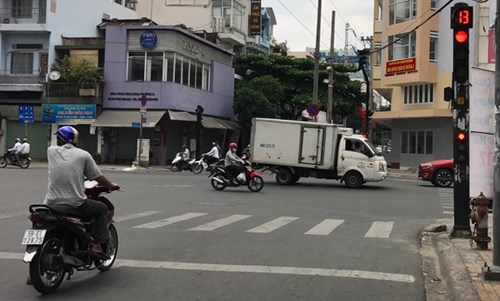 Một mình lưu thông, nhưng vẫn dừng đèn đỏ - Ảnh 5.
