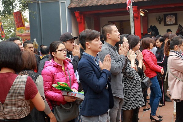 Tuấn Hưng li&ecirc;n tục bảo vệ b&agrave; x&atilde; bầu 8 th&aacute;ng giữa d&ograve;ng người đi lễ đầu năm - Ảnh 5.