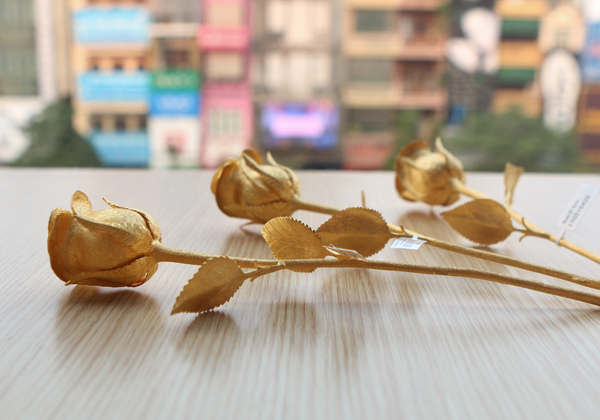 Đại gia chi hơn 800 triệu mua 4 bông hồng đúc vàng nguyên khối tặng bạn gái dịp 8/3 - Ảnh 5. Đại gia chi hơn 800 triệu mua 4 bông hồng đúc vàng nguyên khối tặng bạn gái dịp 8/3 - Ảnh 5.