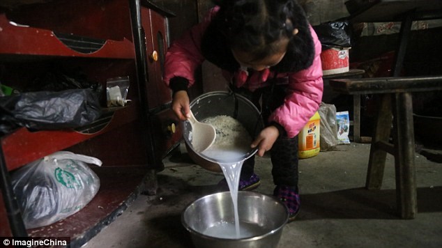 Cảm động bé gái 5 tuổi là trụ cột gia đình, chăm sóc hai cụ già - Ảnh 5.