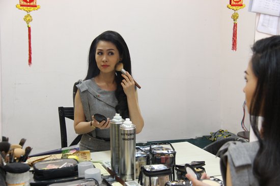 Đột nhập hậu trường trước giờ l&ecirc;n s&oacute;ng của MC VTV - Ảnh 5.