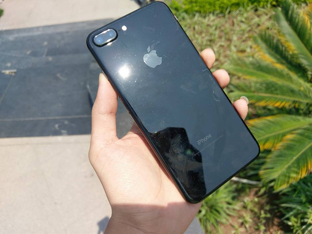 iPhone 7 Jet Black tiếp tục gây thất vọng, trầy xước ngay cả khi đeo ốp, Apple cho rằng đó là do độ bóng cao - Ảnh 5.