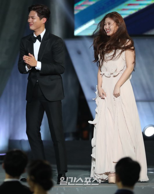 Khi mọi người chú ý vào thảm đỏ Baeksang, có một Kim Yoo Jung thầm lặng chỉnh áo cho Park Bo Gum - Ảnh 6.