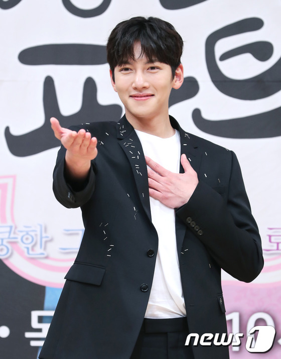 30 tuổi rồi Ji Chang Wook vẫn hớn, Nam Ji Hyun lột x&aacute;c ho&agrave;n to&agrave;n với v&aacute;y lấp l&oacute; ngực - Ảnh 3.