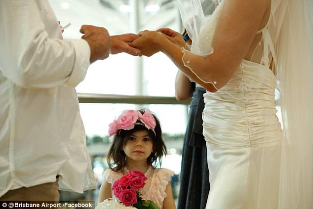 Bất chấp đám đông hỗn loạn do trục trặc kỹ thuật, một cặp đôi đã tổ chức lễ cưới ngay tại sân bay của Úc - Ảnh 5.