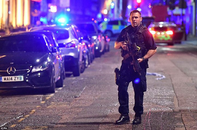 Hiện trường vụ tấn công liên hoàn khủng khiếp ở London - Ảnh 5.