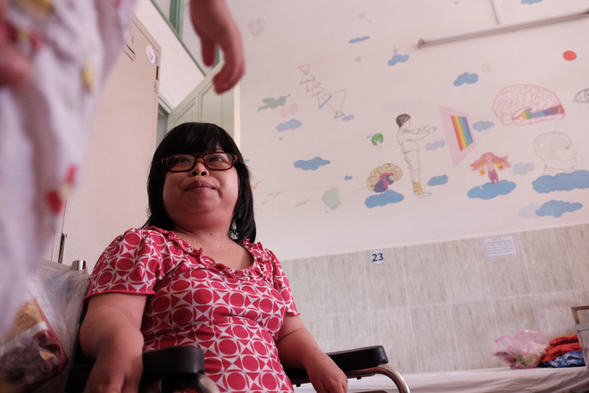 Những ngày sống trong lo sợ của cha mẹ bé gái có đôi mắt “xám tro” u ám - Ảnh 5.