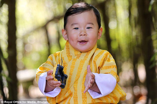 Hóa thân thành bác sĩ, hoàng tử nhí Bhutan “đốn tim” cư dân mạng - Ảnh 5.