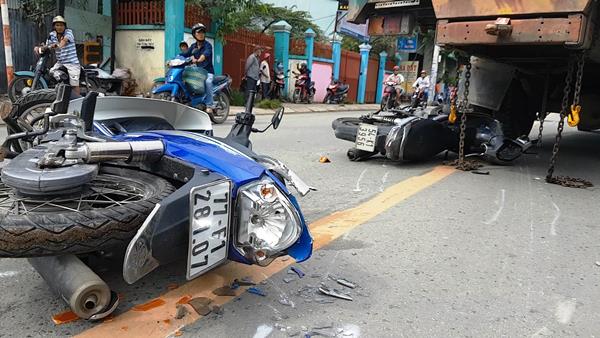 Xe đi&ecirc;n g&acirc;y tai nạn li&ecirc;n ho&agrave;n, người nằm la liệt tr&ecirc;n đường phố - Ảnh 5.