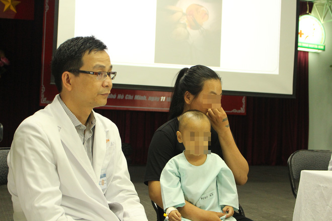 TP.HCM: Mẹ chủ quan không điều trị đầy đủ viêm xoang ở mũi cho con, bé trai 16 tháng tuổi suýt mù mắt phải - Ảnh 5.