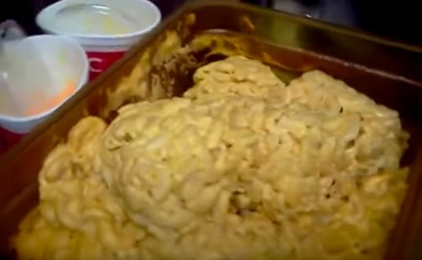 Thịt gà chuyển màu, khoai tây có mùi lạ: Hình ảnh từ một nhà hàng KFC khiến nhiều người rùng mình - Ảnh 3.