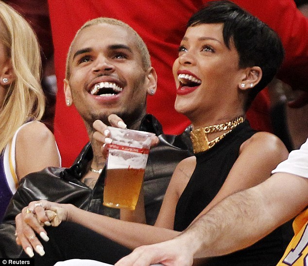 Rihanna và Chris Brown: Đấm nhau bầm mặt, rách môi vẫn khó lòng quên mối tình đầu đầy ngang trái - Ảnh 6.