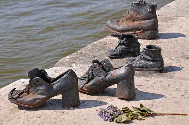 Nhìn thấy hơn 60 đôi giày bên dòng sông Danube ở Hungary, nhiều người bật khóc khi biết câu chuyện ám ảnh phía sau - Ảnh 5.