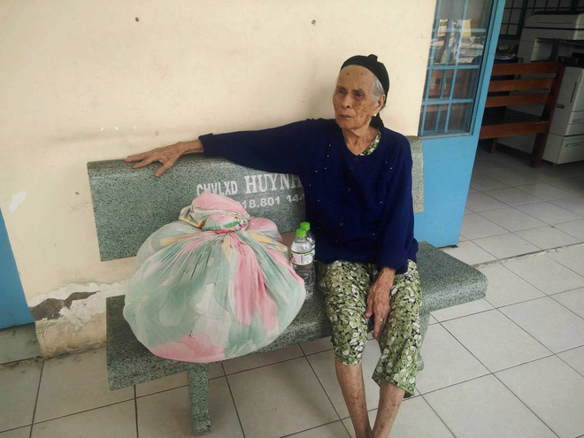 Cụ bà 84 tuổi xách túi đồ đi lang thang mừng rơi nước mắt khi được con trai, con gái đến đón về - Ảnh 5.