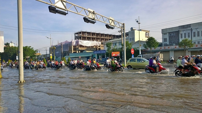 Triều cường dâng cao kỉ lục, TP Cần Thơ “biến thành sông” - Ảnh 10.