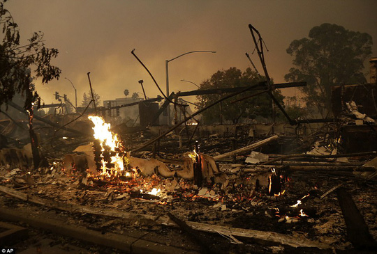 Cháy rừng ở California dữ dội nhất trong lịch sử - Ảnh 5.