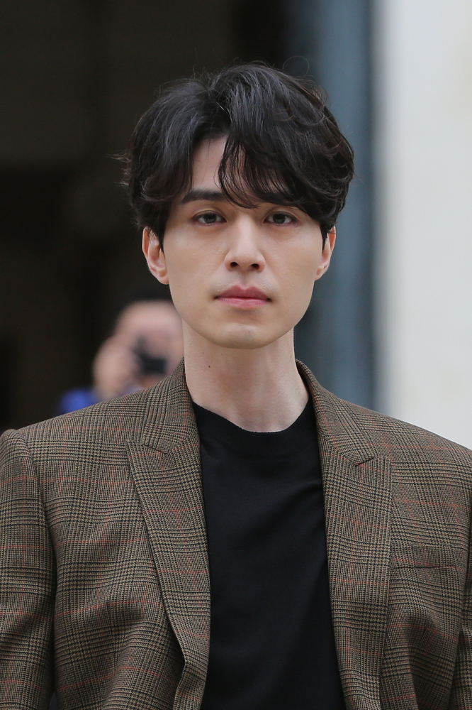 Lee Dong Wook - một trong những nam diễn viên đình đám của Hàn Quốc, luôn khiến khán giả thích thú bởi vẻ đẹp lãng tử và style tóc đỉnh cao. Cùng ngắm nhìn các hình ảnh đầy thu hút của anh chàng này và lấy cảm hứng cho phong cách và kiểu tóc của mình.