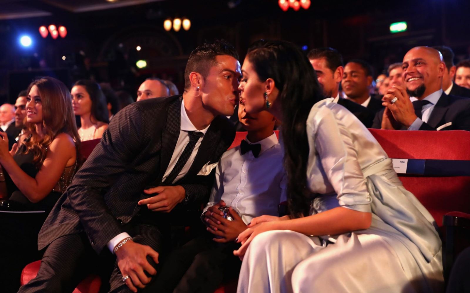 SCANDAL: Ronaldo lừa dối bạn gái mang thai, qua đêm với nữ sinh - Ảnh 5.