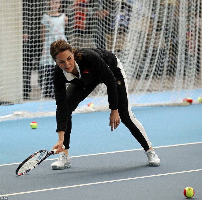 Bụng bầu đã lùm lùm, Công nương Kate vẫn diện đồ thể thao, chơi tennis nhẹ như bay - Ảnh 5.
