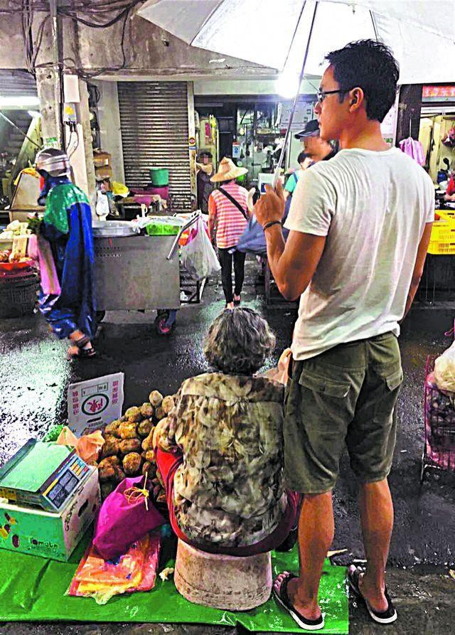 “Hoàng tử ếch” Minh Đạo: Tuổi thơ nhọc nhằn, chỉ an tâm khi tài khoản có nhiều tiền và hình ảnh cầm ô che mưa cho mẹ già bán khoai ở chợ - Ảnh 5.