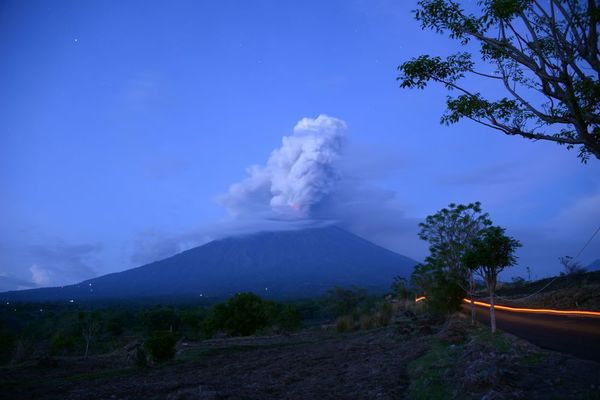 Núi lửa Agung tiếp tục phụt cột khói cao 4000m bất kể ngày đêm: Những thông tin mới nhất - Ảnh 5.