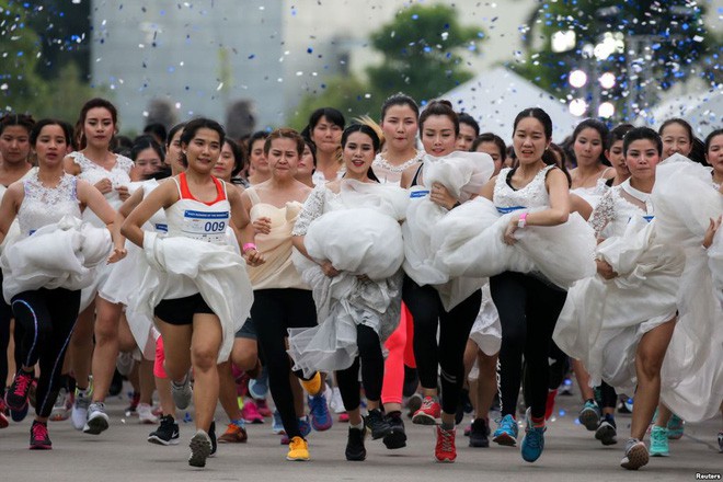 24h qua ảnh: Cô dâu chạy thi trên đường phố ở thủ đô Thái Lan - Ảnh 5.