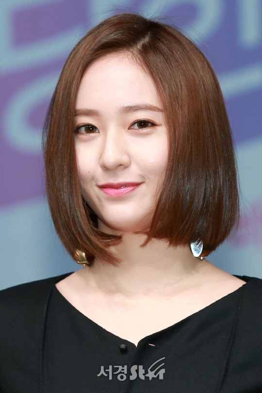 Nh&igrave;n loạt h&igrave;nh kh&iacute; chất nữ thần ngời ngời n&agrave;y, ai c&ograve;n d&aacute;m mạnh miệng bảo Krystal ng&agrave;y c&agrave;ng giống đ&agrave;n &ocirc;ng? - Ảnh 5.