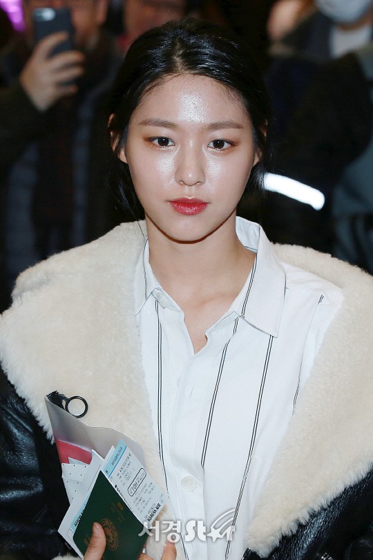 Ghi điểm nhờ chân dài miên man, nữ thần Seolhyun cùng các thành viên AOA lại “dọa fan” với mặt trắng bệch, bóng nhờn - Ảnh 5.