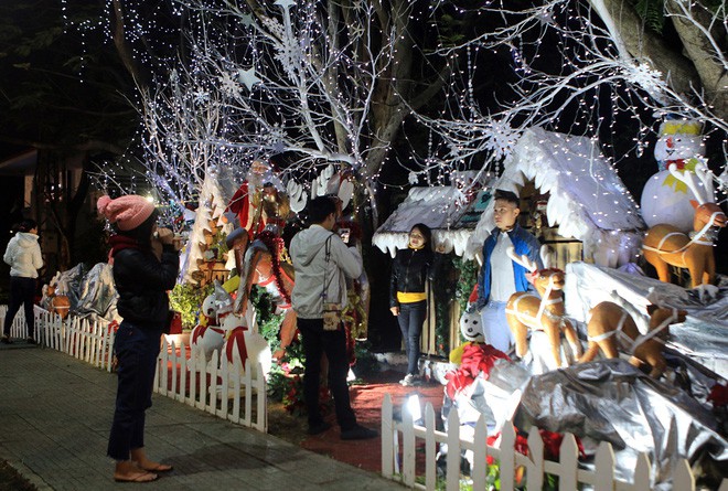 Dòng người đổ xô về trung tâm thành phố, không khí Noel rộn ràng khắp mọi nơi - Ảnh 4.