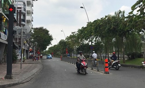 Một mình lưu thông, nhưng vẫn dừng đèn đỏ - Ảnh 6.