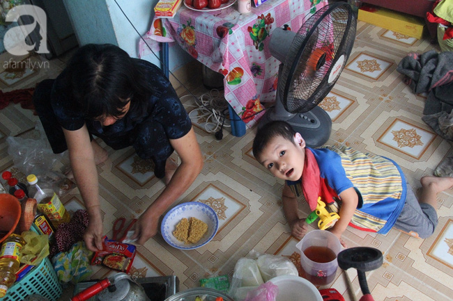 Người mẹ bán vé số vừa thất lạc đứa con út 3 tuổi đang mưu sinh nuôi 11 đứa con giữa Sài Gòn - Ảnh 6. Người mẹ bán vé số vừa thất lạc đứa con út 3 tuổi đang mưu sinh nuôi 11 đứa con giữa Sài Gòn - Ảnh 6.