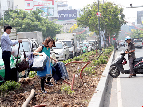Kẹt xe ở Tân Sơn Nhất, khách bỏ xe chạy bộ vì sợ trễ - Ảnh 6.