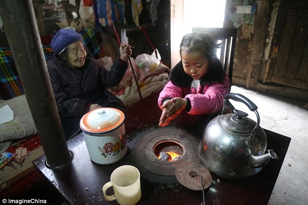 Cảm động bé gái 5 tuổi là trụ cột gia đình, chăm sóc hai cụ già - Ảnh 6.