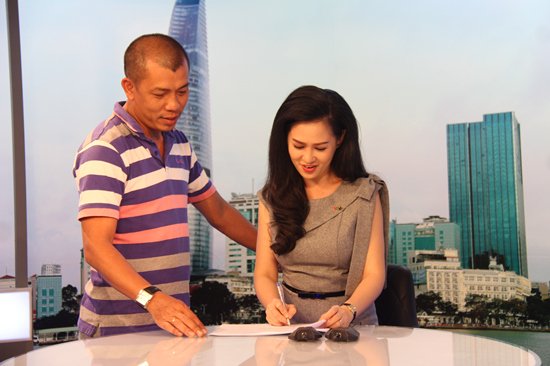 Đột nhập hậu trường trước giờ l&ecirc;n s&oacute;ng của MC VTV - Ảnh 6.