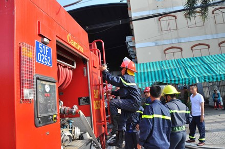 Cháy Công ty may ở Cần Thơ, ngày thứ 5 vẫn hối hả phun nước - Ảnh 6.