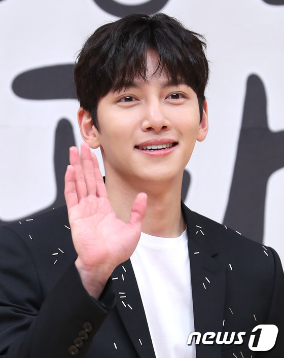 30 tuổi rồi Ji Chang Wook vẫn hớn, Nam Ji Hyun lột x&aacute;c ho&agrave;n to&agrave;n với v&aacute;y lấp l&oacute; ngực - Ảnh 4.