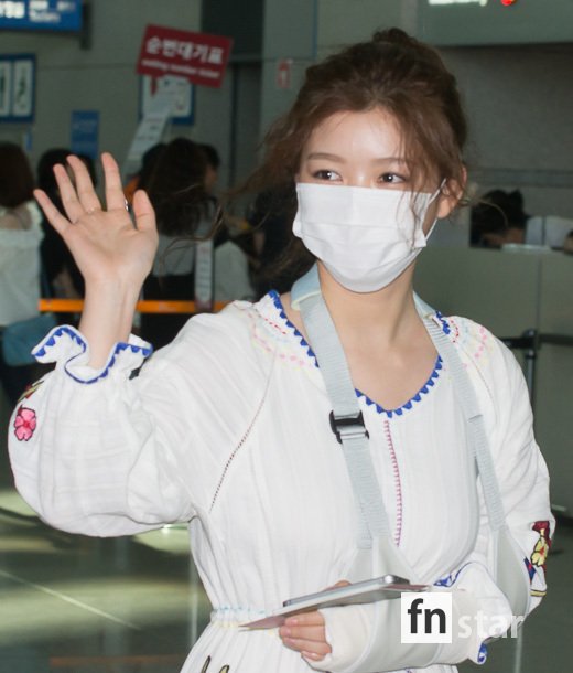 Kim Yoo Jung bỗng xuất hiện với tay bó bột, nàng thơ của PSY Naeun gây chú ý tại sân bay - Ảnh 6.