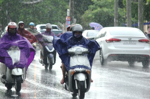 Người dân sung sướng trước cơn mưa giải nhiệt sau 1 tuần nắng nóng - Ảnh 6.