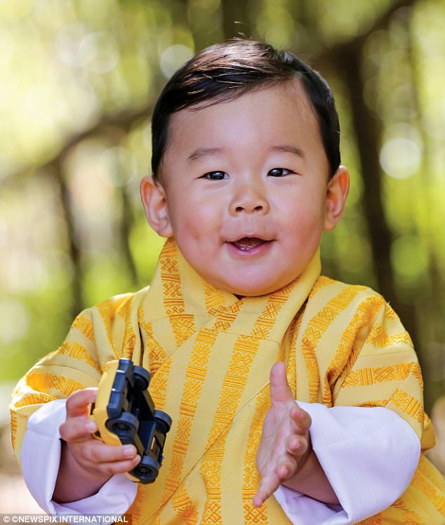 Ngày nào còn ẵm ngửa mà giờ đây, tiểu hoàng tử xứ Bhutan đã lớn thật rồi - Ảnh 2.